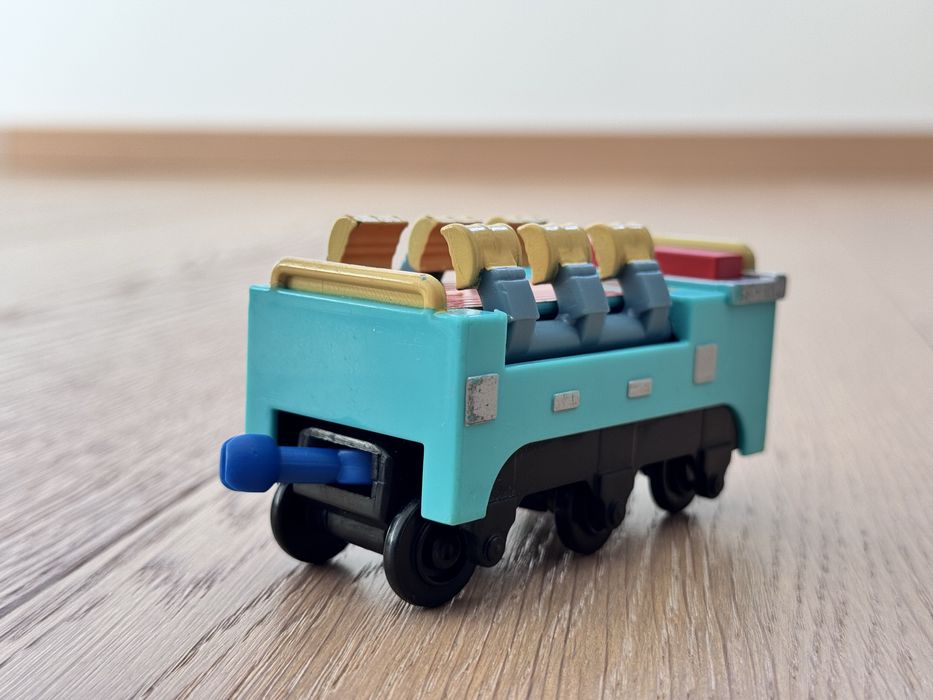 Stacyjkowo tory wagon i znak