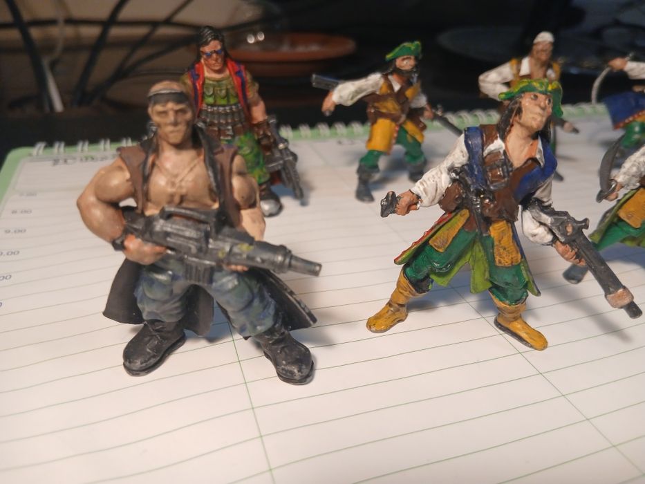 Покрашеные акриловыми красками художником