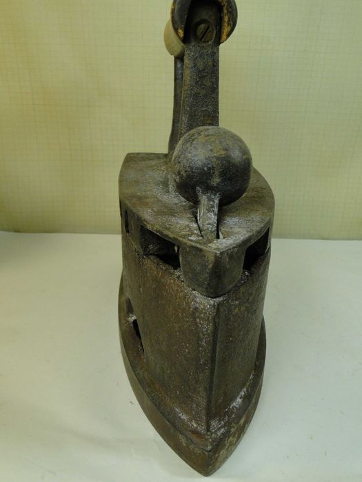 Утюг   чугунный .