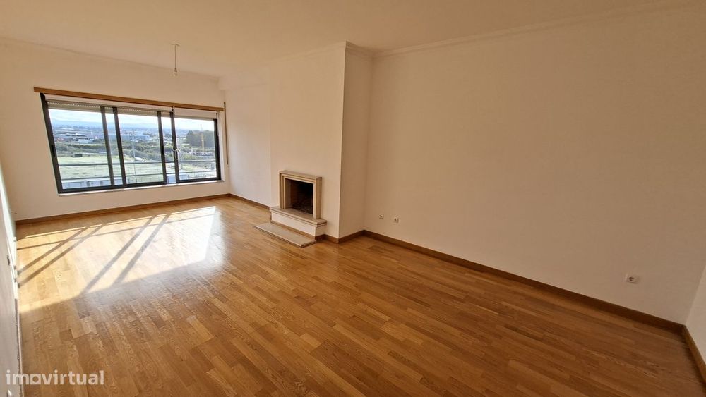 Apartamento T2 com 126m2, arrecadação e lugar  estacionamento Montijo.