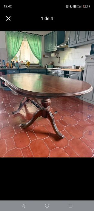 Roupeiro mais mesa extencivel com 6 cadeiras em pele  e duas mesinhas cabeceiras