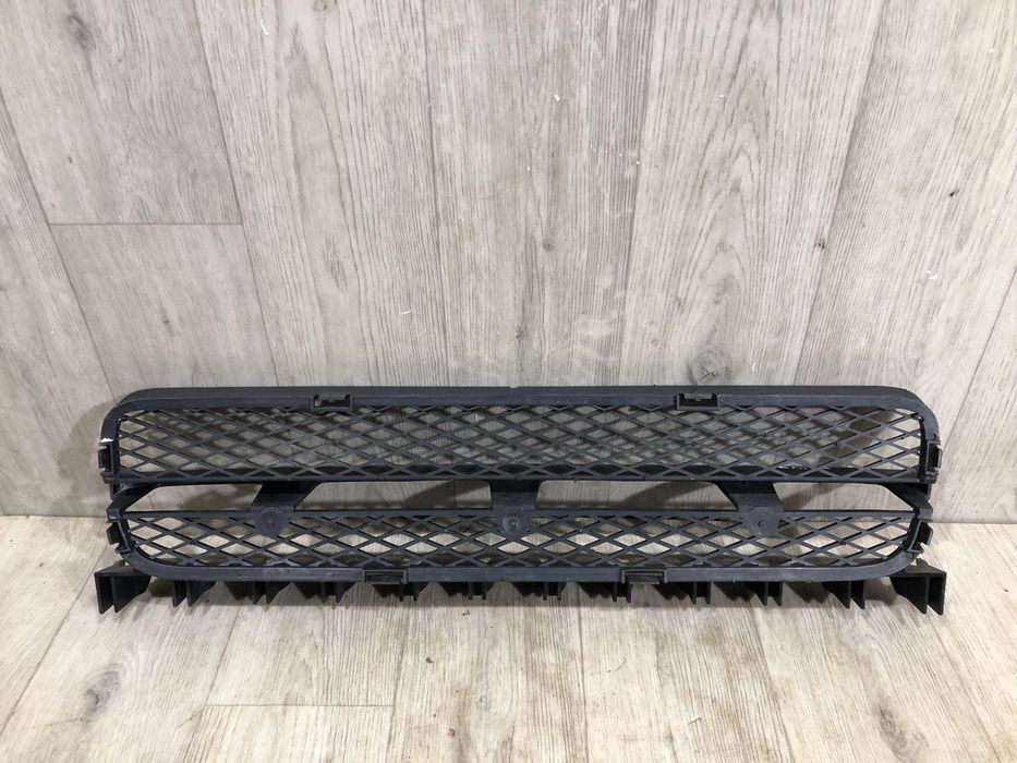 Бампер передний Решетка средняя Volvo C70 2 ( 2006 - 2010 г.) решітка