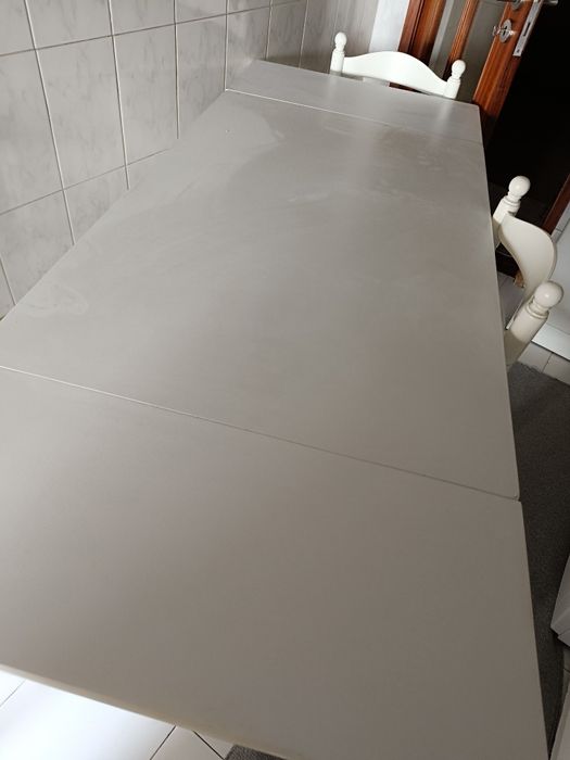 Mesa de cozinha branca e 3 cadeiras