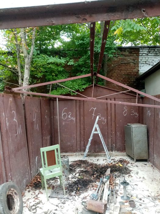 Гараж розібраний на вивіз.