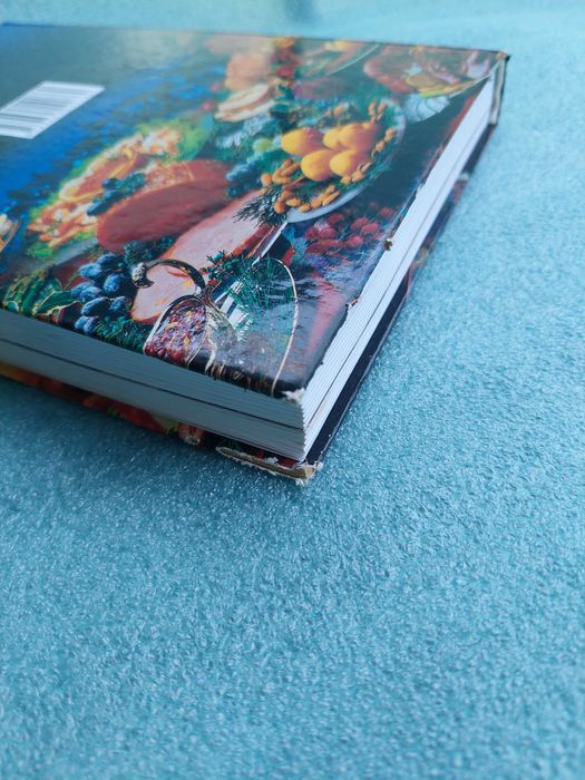 Два глиняных горшочка + книга "Лучшие рецепты украинской кухни"