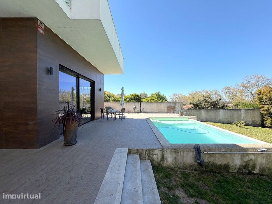 Moradia T4+1 moderna à venda em Picheleiros, Azeitão