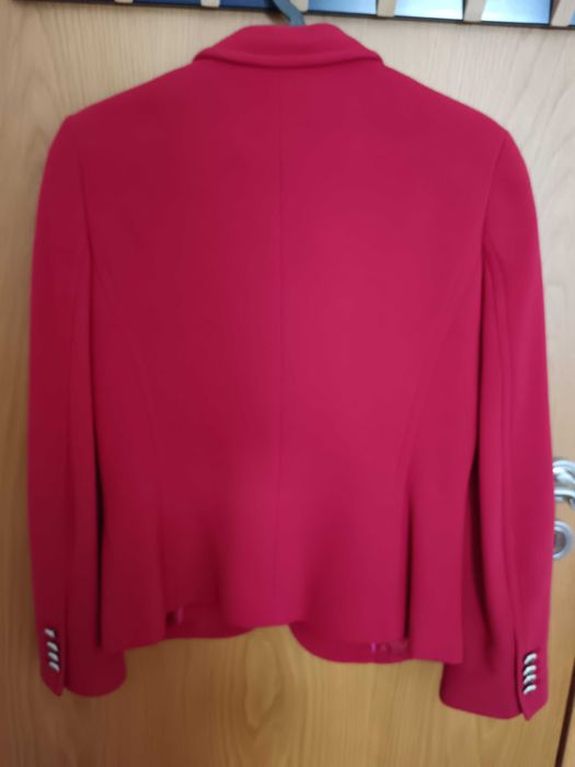 Blazer vermelho , da Cortefiel Women,com um corte muito bonito!