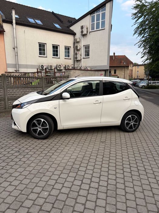 samochód toyota aygo