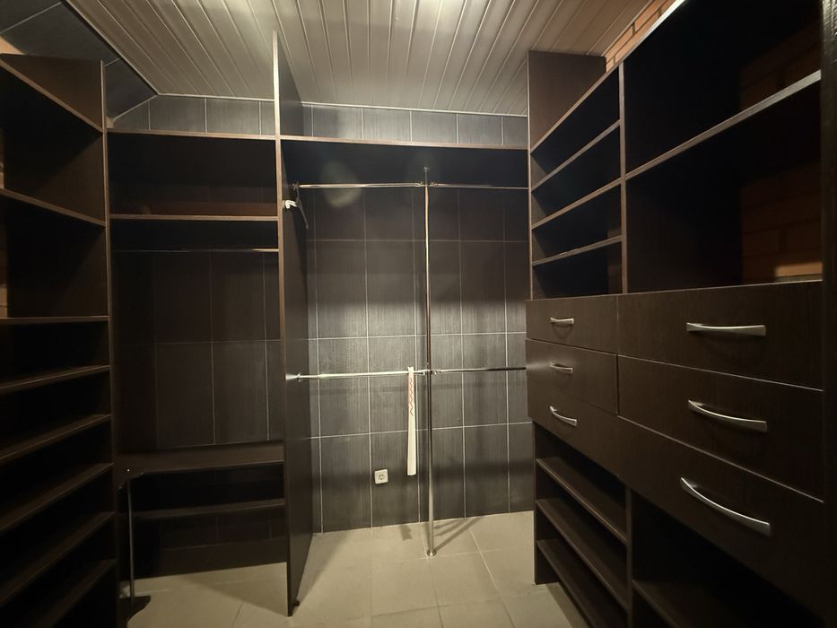 Укомплектований будинок з бомбосховищем