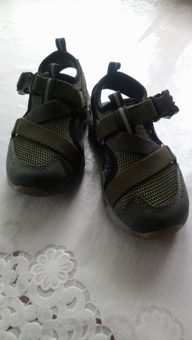 Босоніжки з закритим носиком