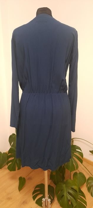 Granatowa sukienka na zakładkę