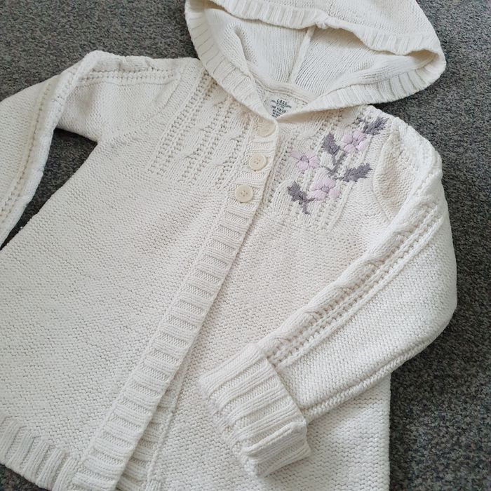 Biały sweter rozpinany kardigan z haftem h&m 110 116