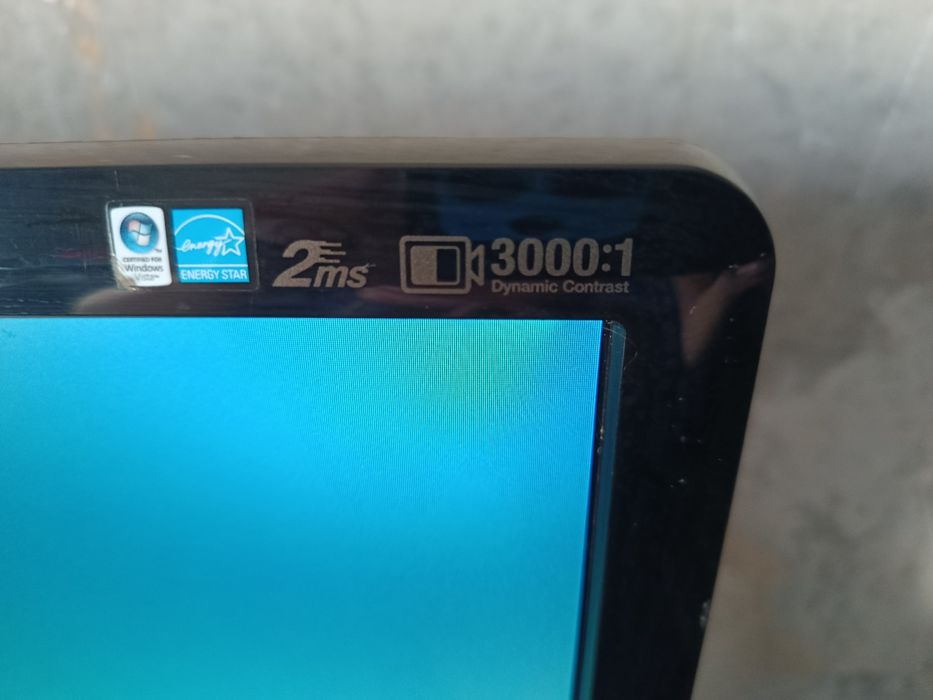 Комп'ютер з монітором, колонками