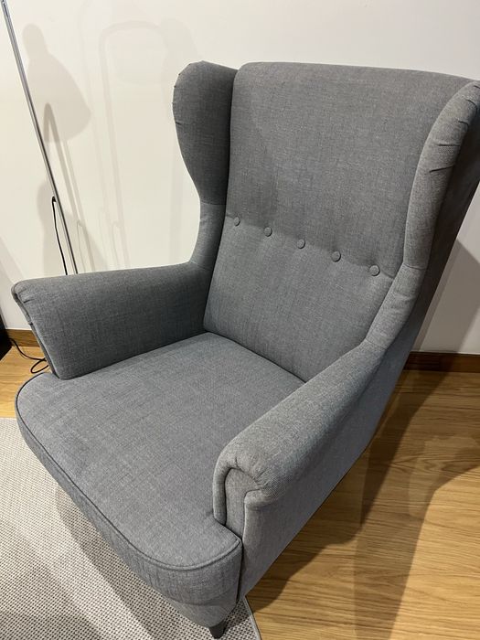 Poltrona e banqueta pousa pes