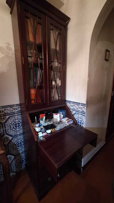 Móvel escrivaninha com portas vidro, tampo de apoio