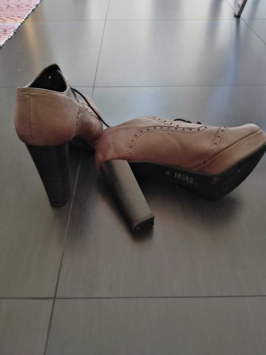 Sapato em Pele castanho
