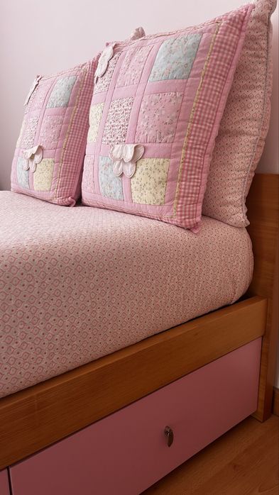 Cama individual em madeira maciça com 3 gavetões + colchão, estrado, colcha e almofadas
