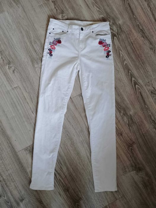 Białe spodnie z kwiatowym haftem