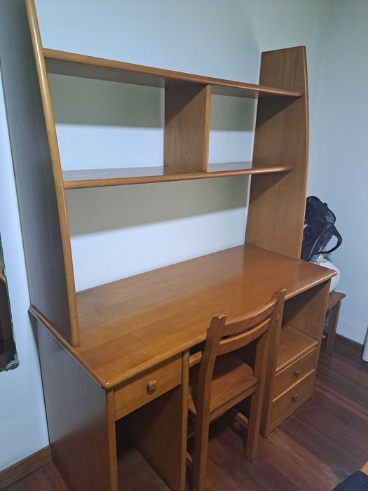 Móvel de quarto com cadeira e mesa