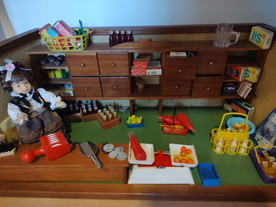 Stary piękny Duży sklep dla dzieci i lalek DDR