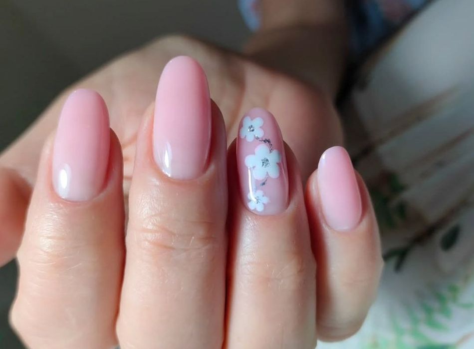 Манікюр, педикюр .