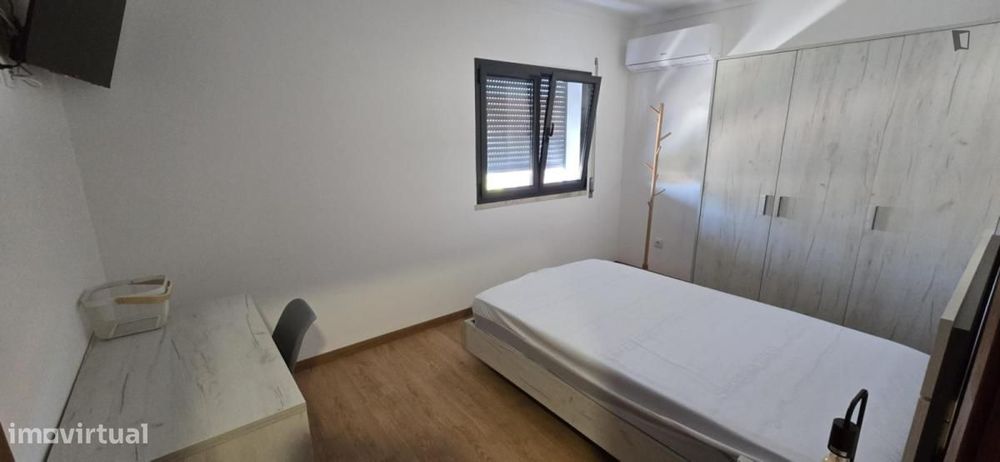 Quarto - localizado em Alta de Santa Clara Coimbra