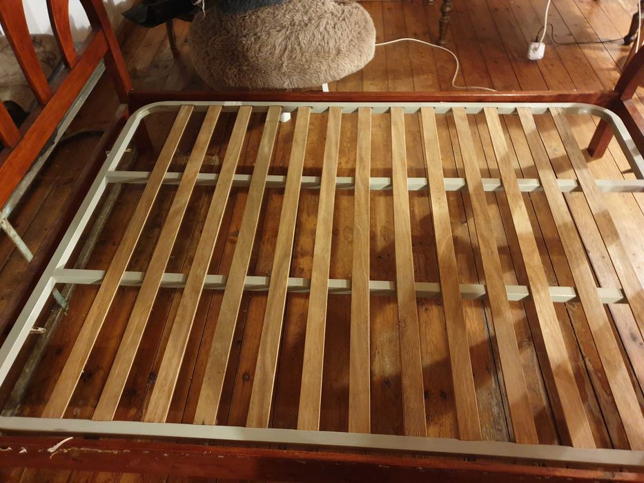 Vendo cama de casal emmadeira maciça