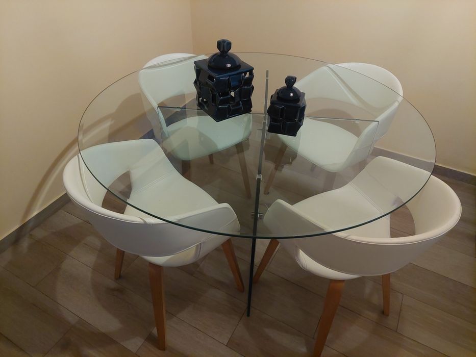 Mesa de vidro e 4 cadeiras