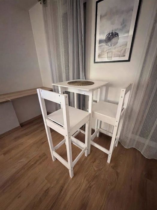 Stół i krzesła drewniane typu „hoker”
