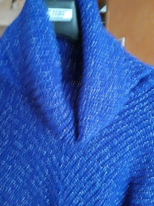 Sweter z akrylu z srebrną nitką.