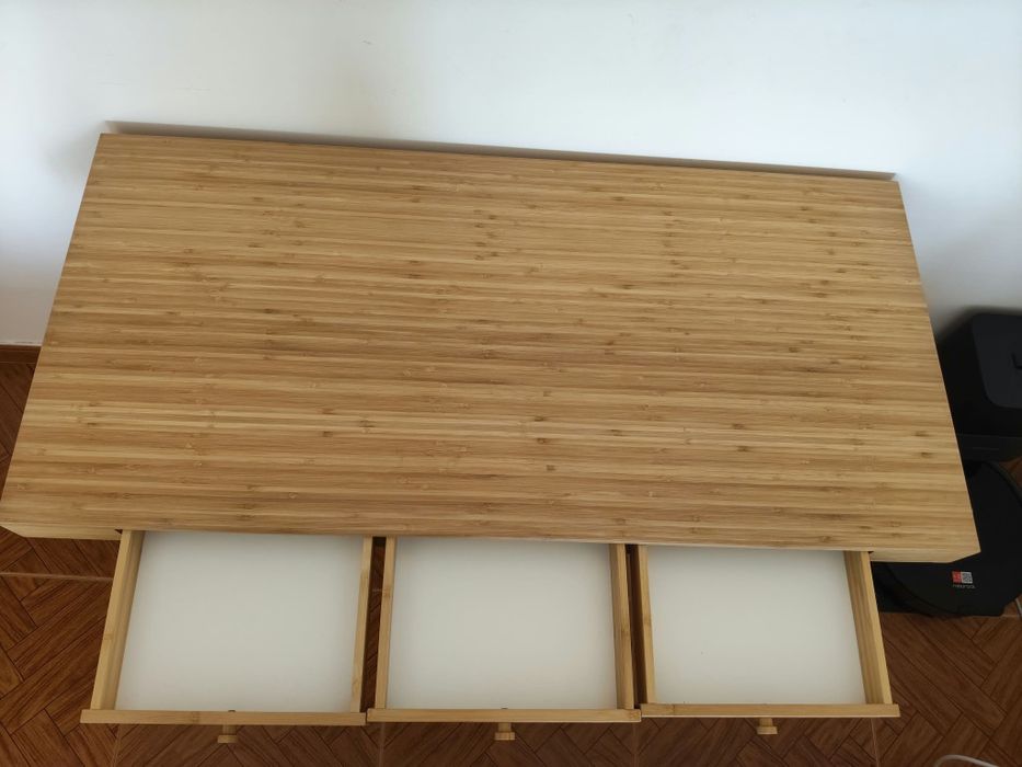 Secretária em bambu IKEA LILLÅSEN com cadeira em tecido cinzento Kasa