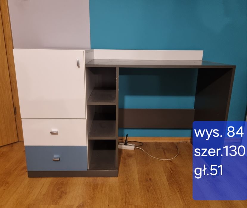 Zestaw mebli młodzieżowych po dziewczynie.