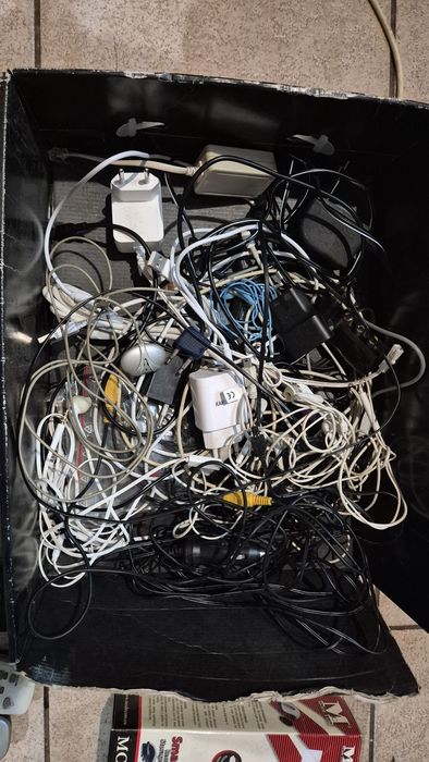 Pudełko elektroniki – kable, ładowarki, myszki, piloty, słuchawki