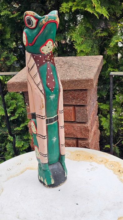 Drewniana afrykańska figurka rzeźbiona,żaba,wys.61,5 cm.