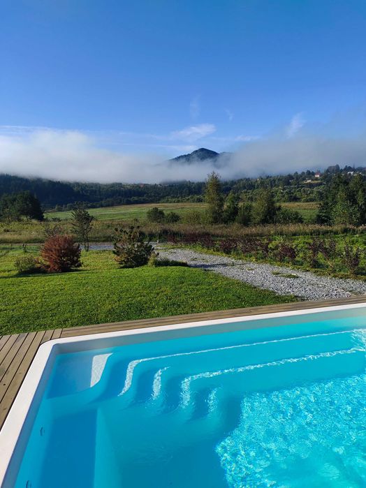 Шикарный сучасный котедж з мальовничими краєвидами гори Карпати є чан