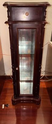 Vitrine / Cristaleira clássica em madeira escura com porta de vidro