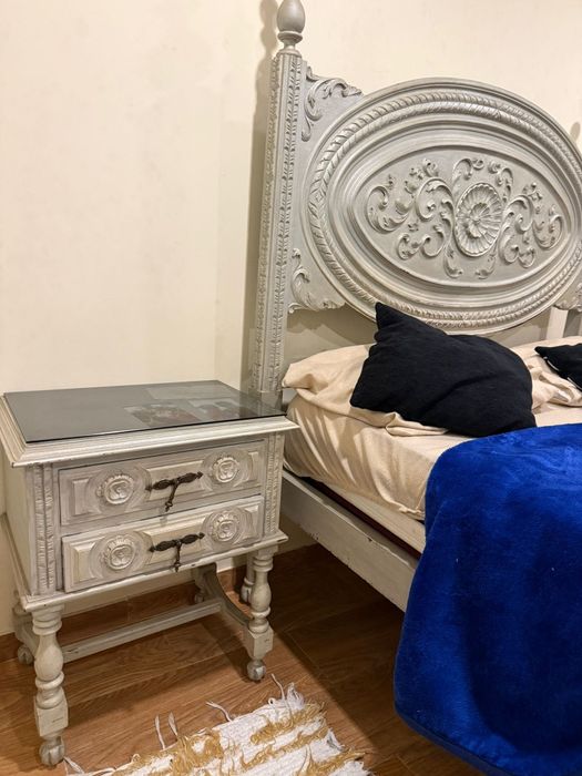 Cama com estrado + 2 Mesinhas