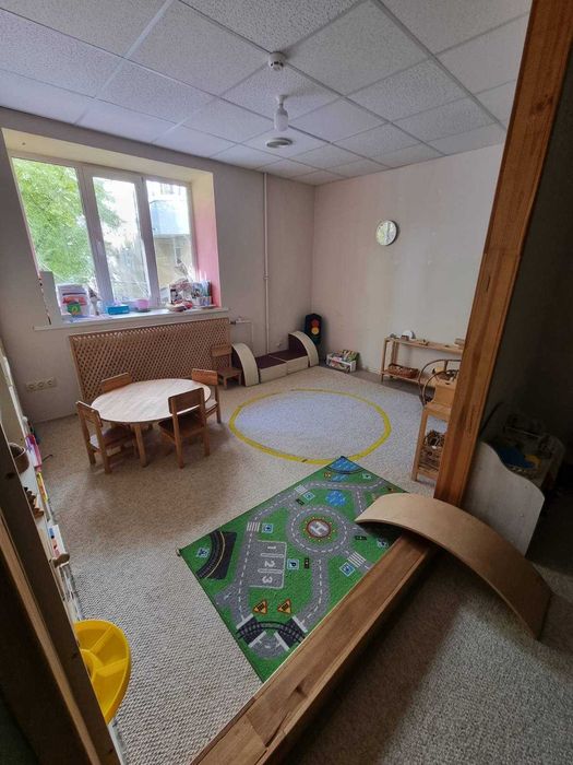 Комерційне приміщення в сучасному багатоповерховому будинку