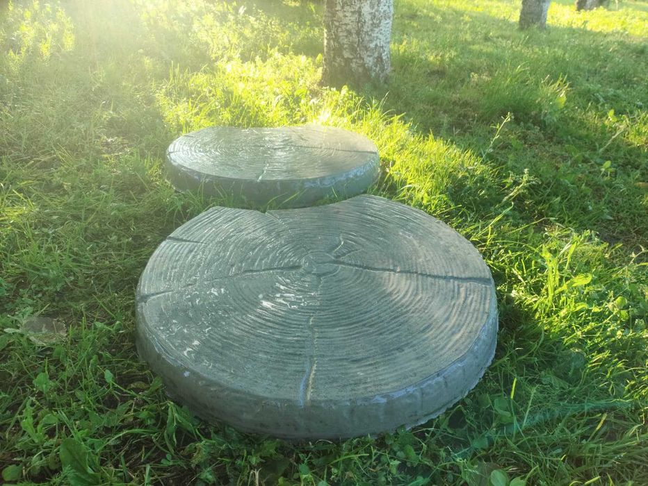 Plaster drzewa betonowy