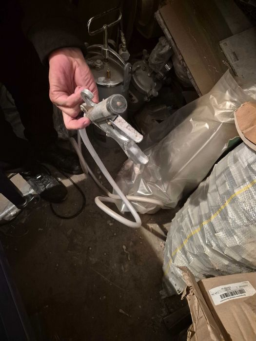 Мембранный насос Binks DX200 на треноге та бак для зберигання клею ПВА