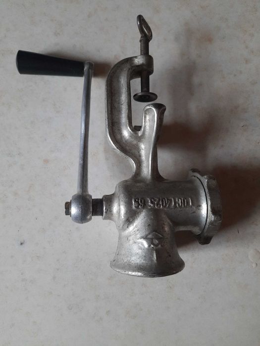 Мясорубка  чугунная