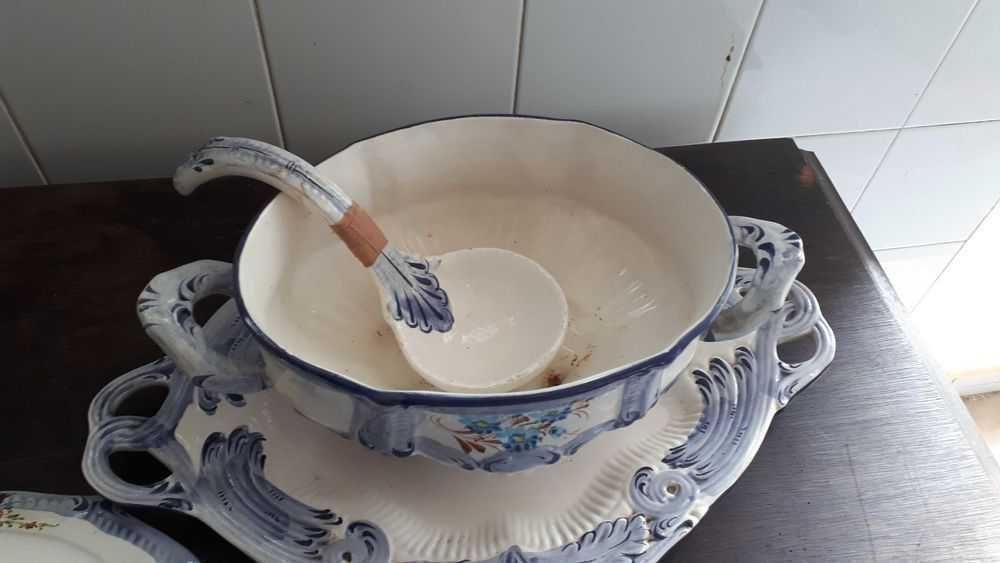 Terrina com prato antiga para decoração