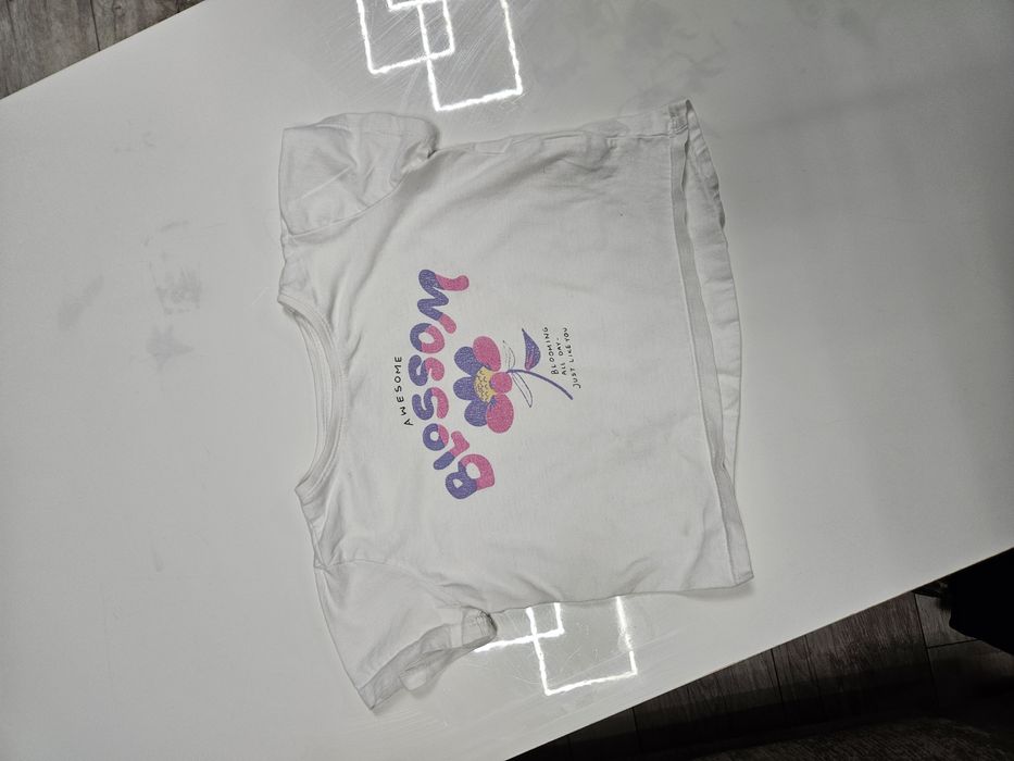 T shirt dziewczęcy z kwiatkiem Sinsay rozmiar 104