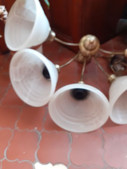 Żyrandol pięcioramienny klosze  mozaikowe białe