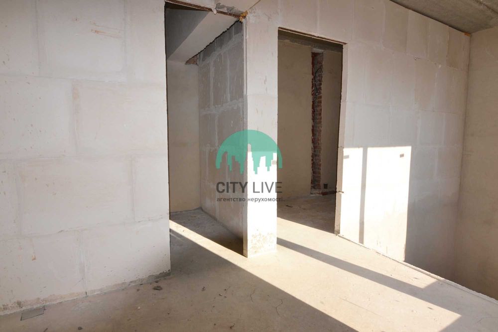 Дворівнева 2 кімнатна квартира з ТЕРАСОЮ в центрі міста(60)