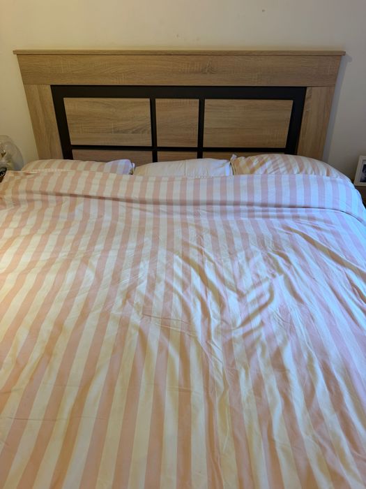 Cama casal com arrumação