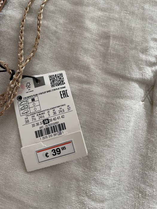 Sapatos dourados novos