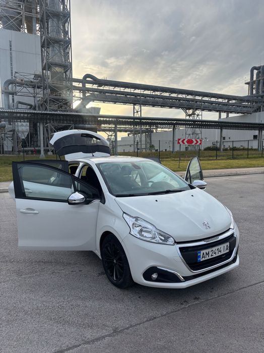 Продаю авто Peugeot 208 2016