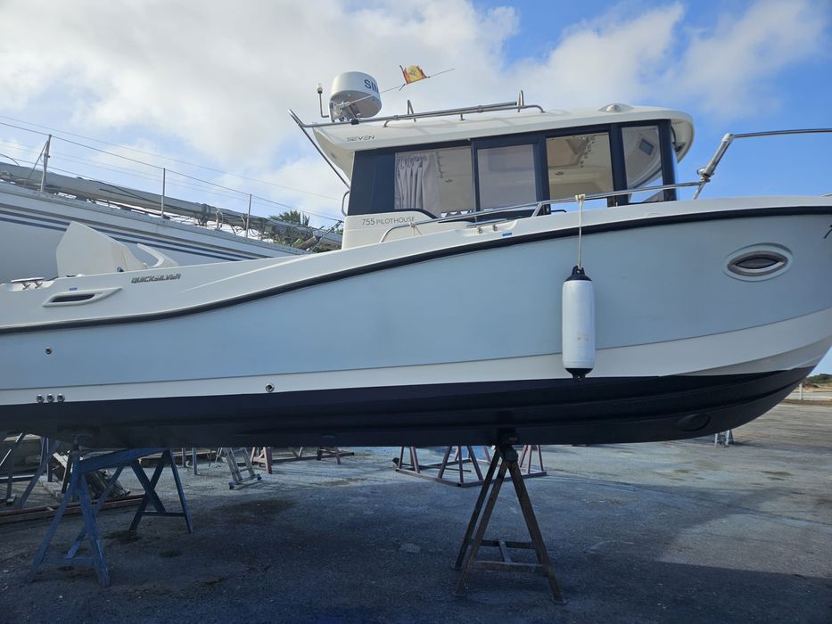 Quicksilver Captur 755 Pilothouse