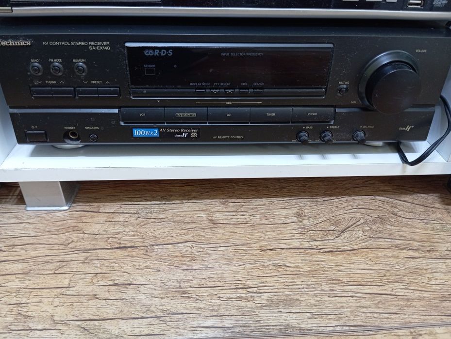 Amplituner Technics z pilotem.